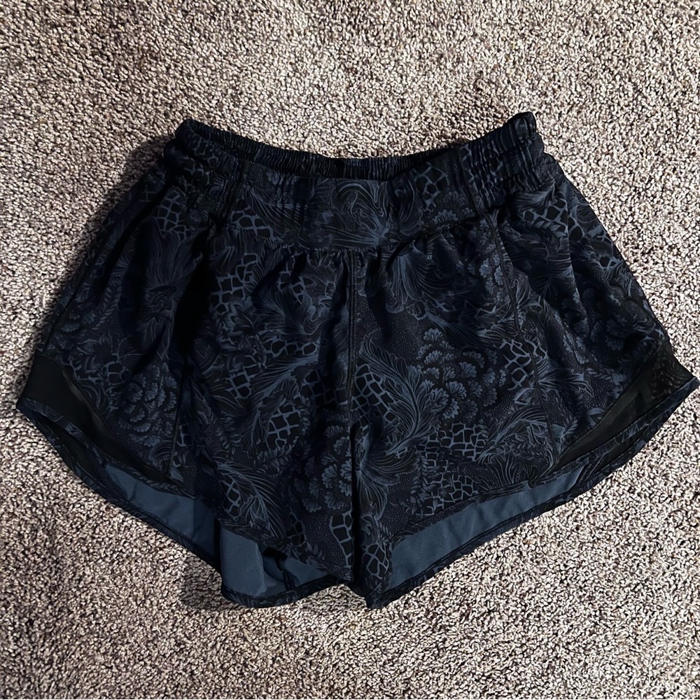 Lululemon Hotty Hot Shorts Size 6 Tall